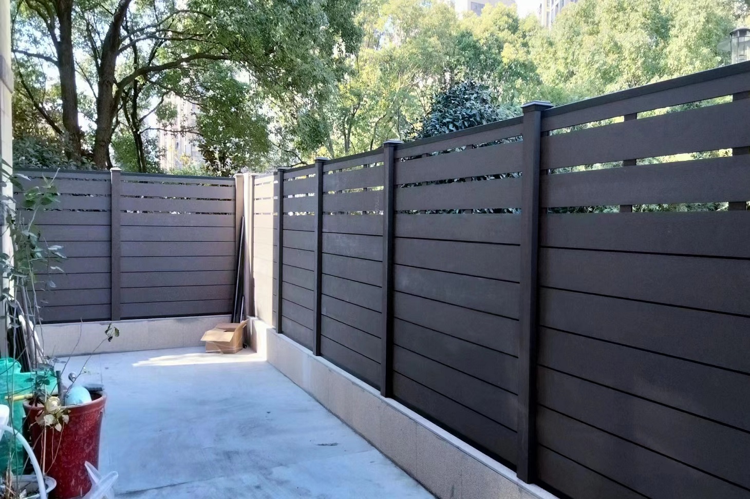 Courtyard hollow fence